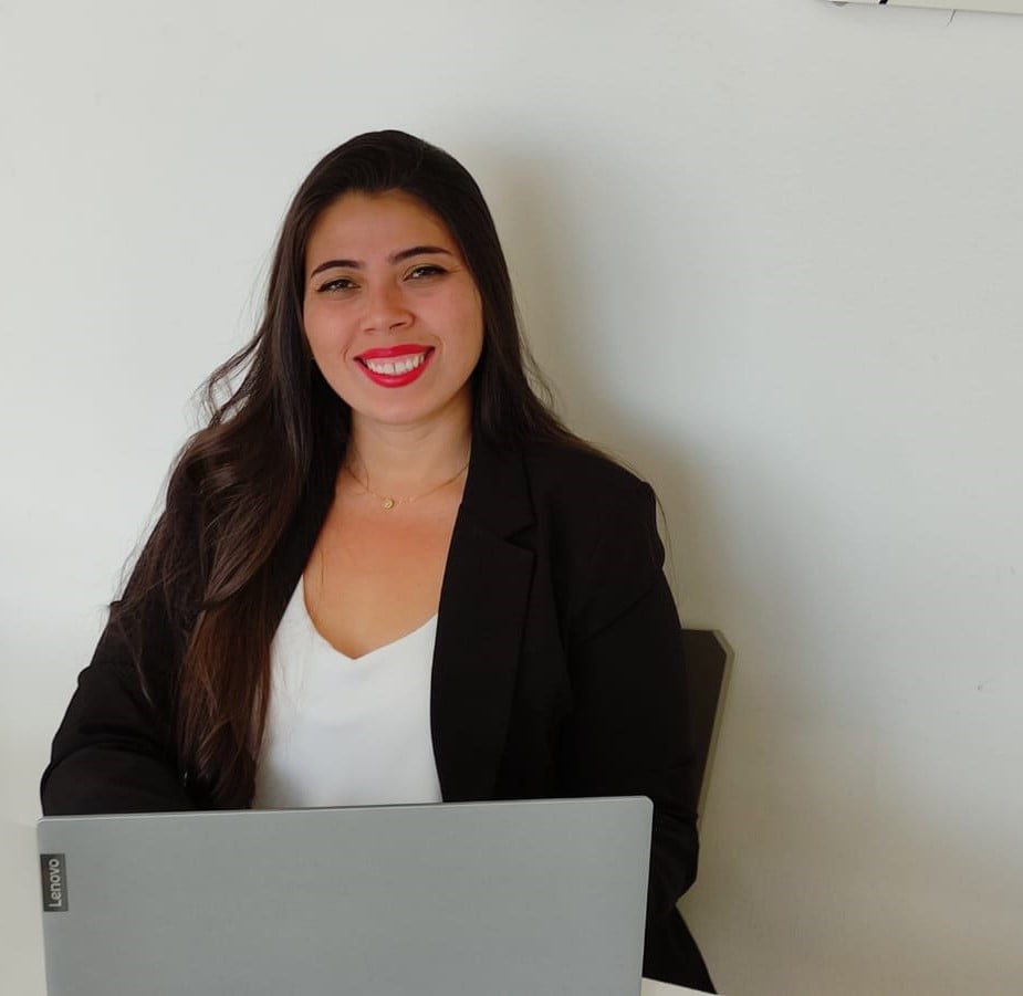 Psicóloga Luana sentada com notebook