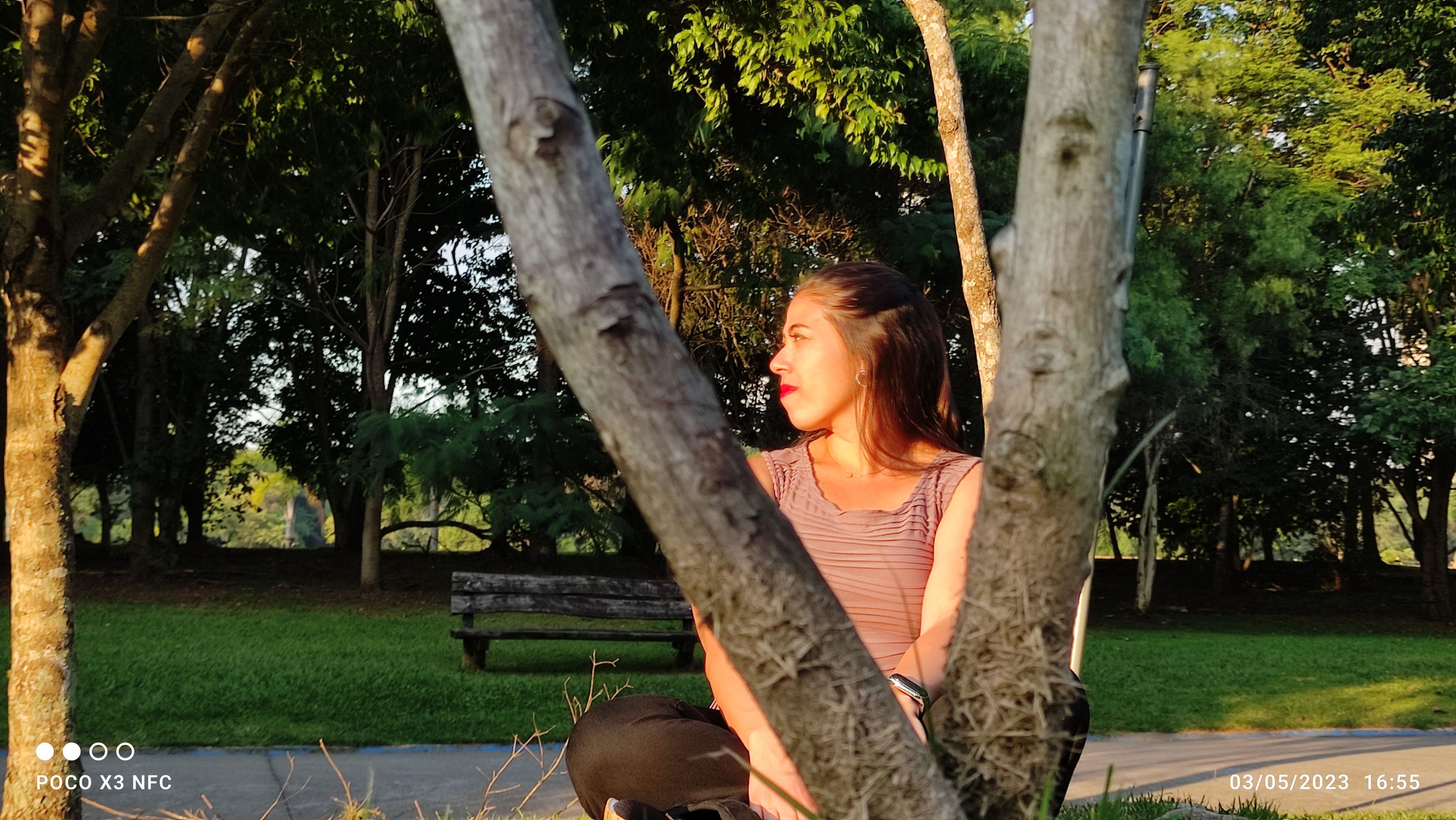 Luana no parque vila lobos olhando para lado direita
