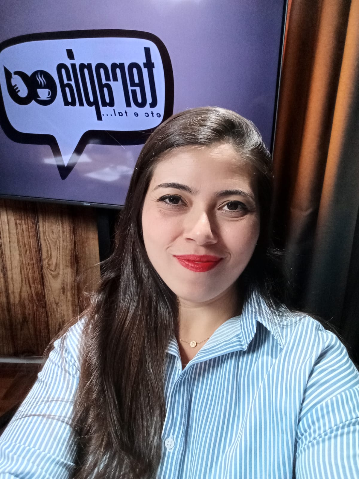 Os apresentadores discutem os tabus relacionados ao sexo, especialmente para as mulheres. Eles abordam a repressão da sexualidade feminina ao longo da história, a falta de conhecimento sobre o próprio corpo, a dificuldade em expressar desejos e fantasias sexuais, além da pressão para se encaixar em padrões de beleza impostos pela sociedade. A importância da masturbação feminina para o autoconhecimento e a busca pelo prazer também é destacada. Por fim, eles ressaltam a necessidade de mais informação e liberdade para que as mulheres possam se sentir à vontade em sua sexualidade e desfrutar do prazer sexual.