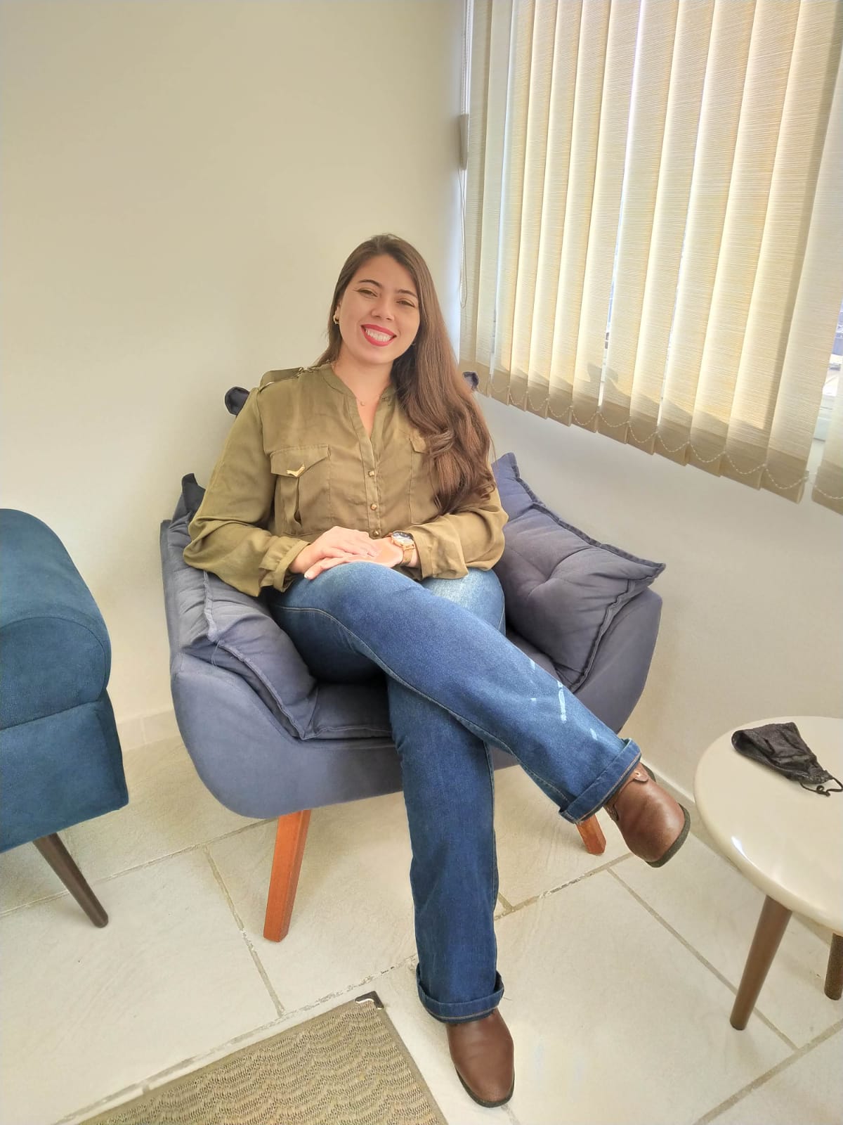 Psicóloga sentada na poltrona