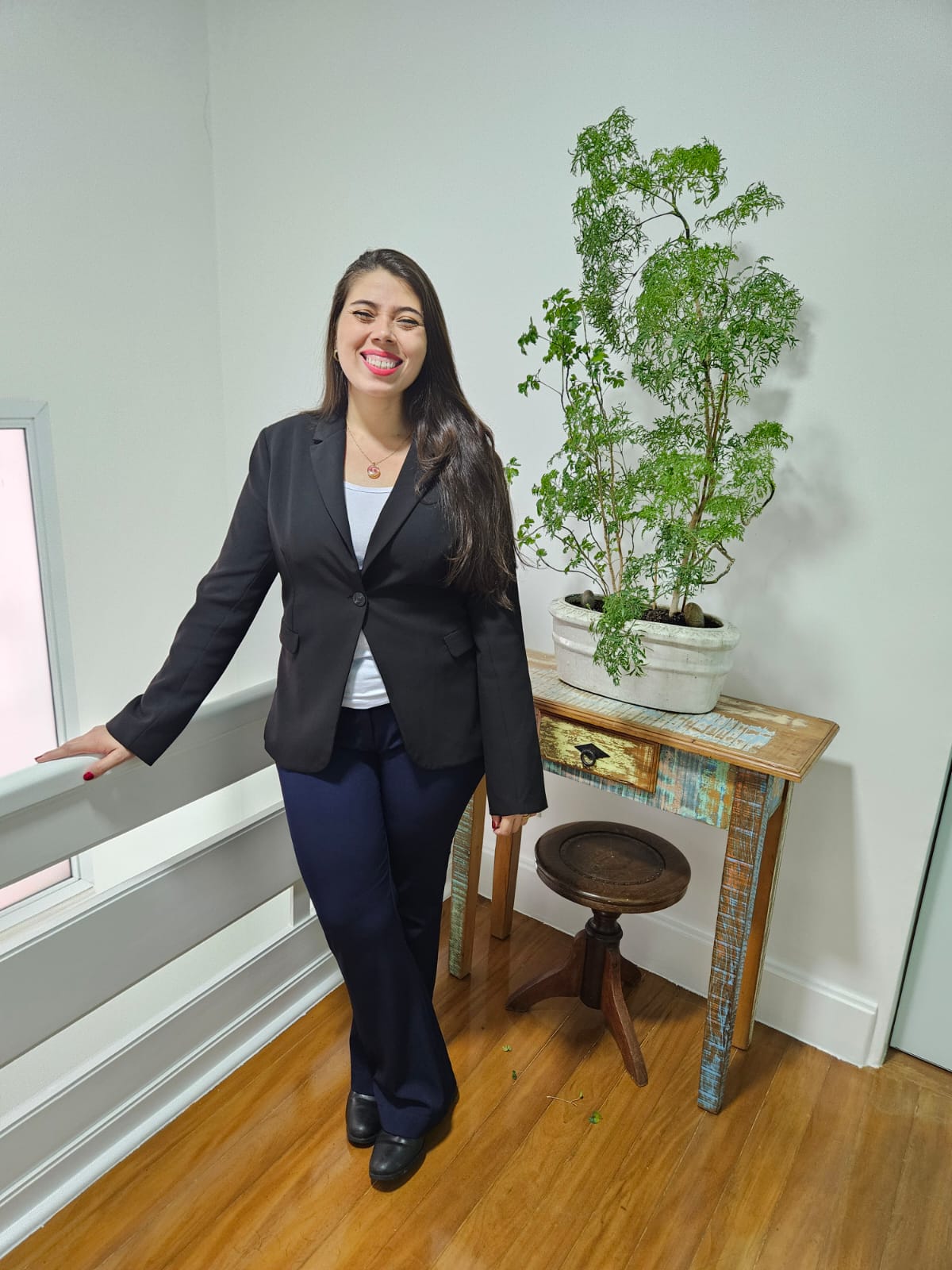 Psicóloga Luana em PE do lado vazo