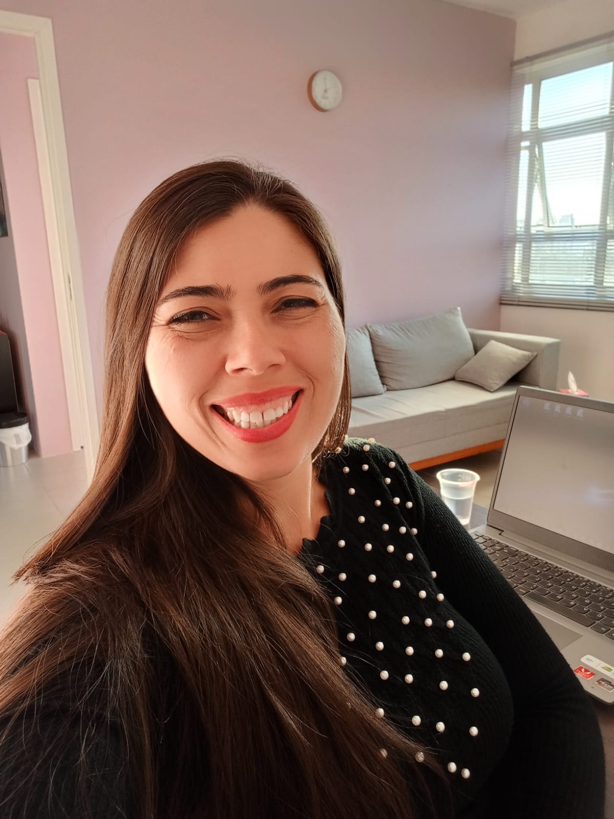 Psicóloga Luana na sala dela com todas as cores deles cobinando